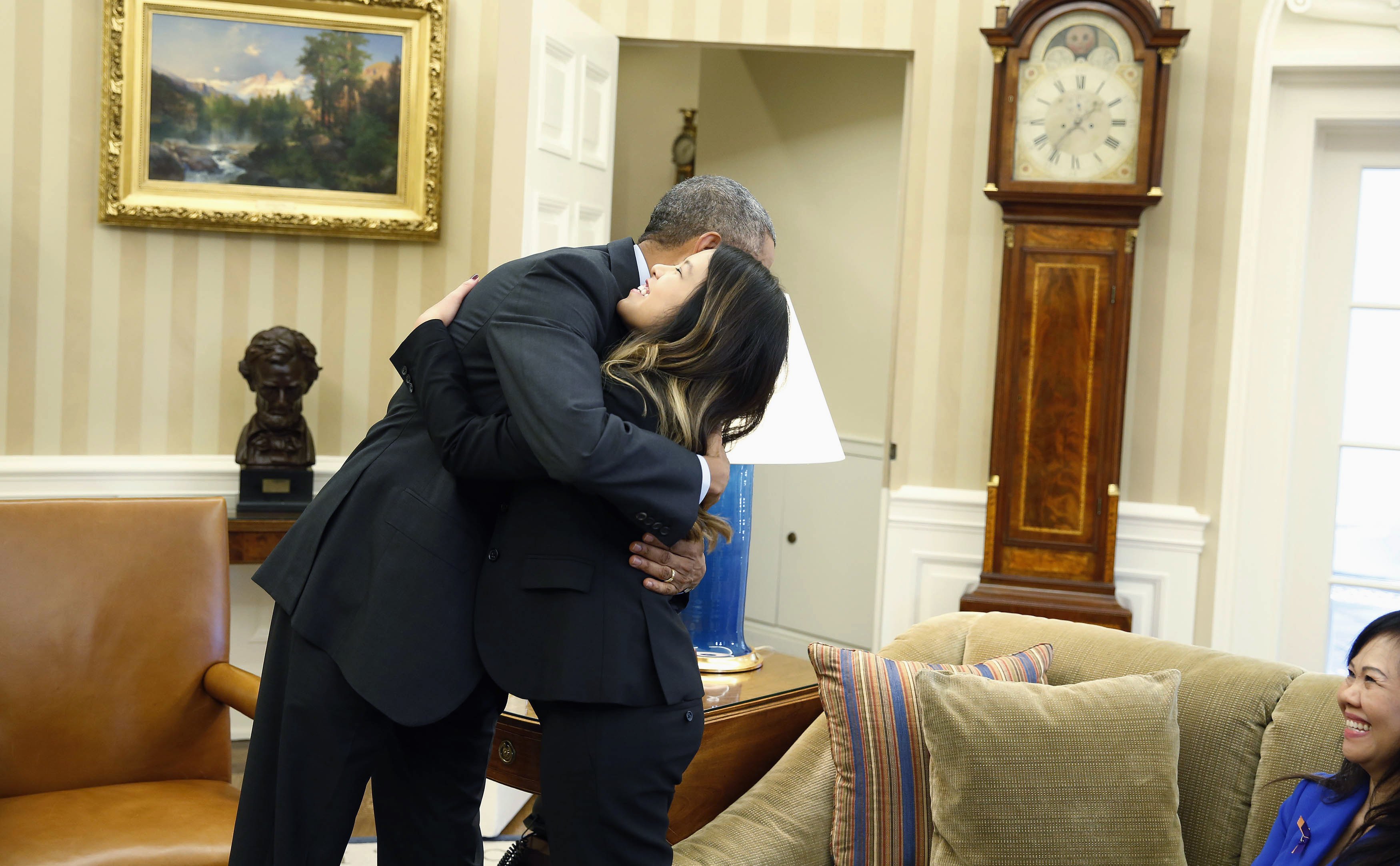 Ομπάμα: Αγκάλιασε τη νοσοκόμα που «νίκησε» τον Εμπολα