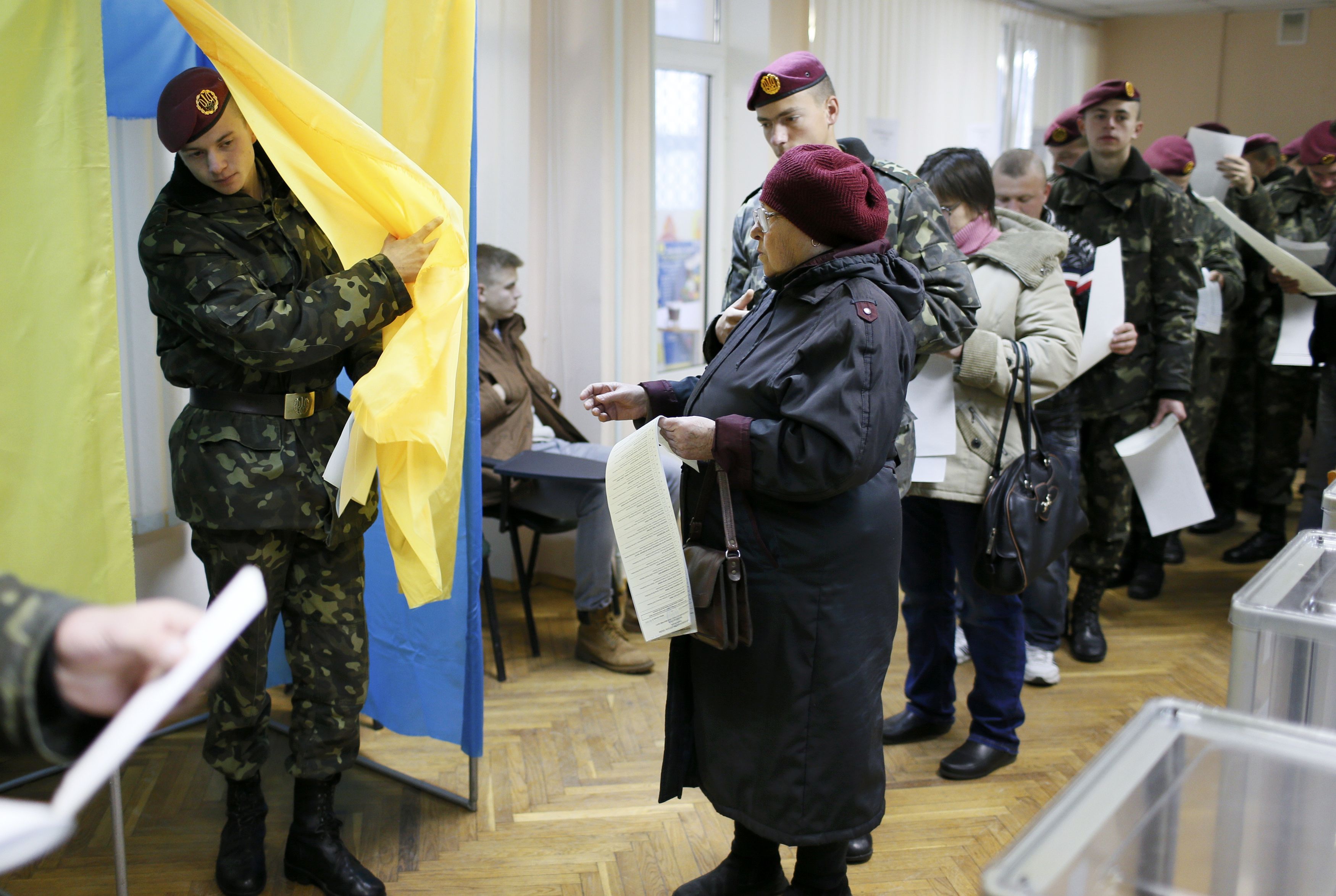Στις κάλπες προσέρχονται οι Ουκρανοί για την εκλογή νέου κοινοβουλίου