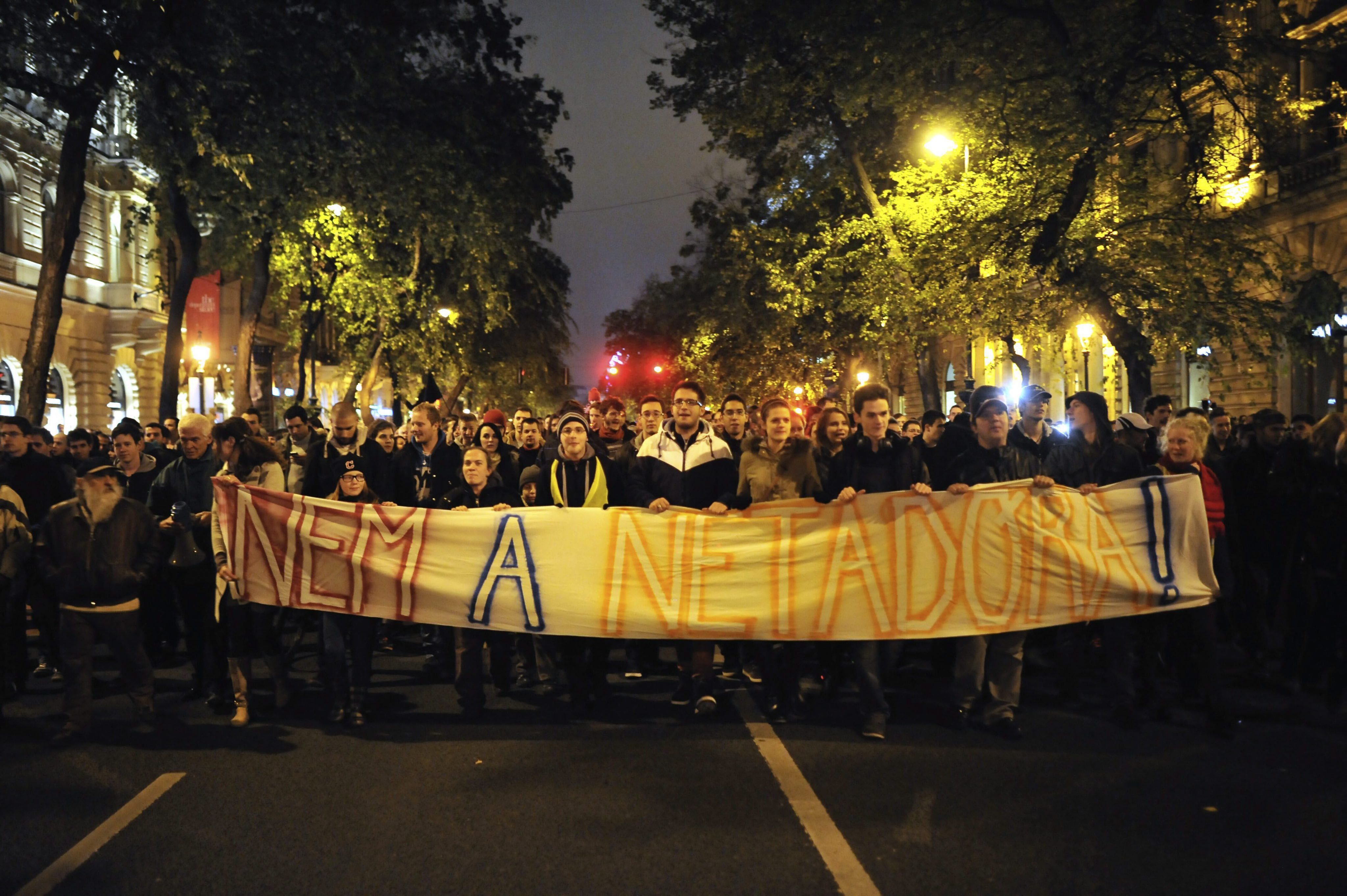Οι Ούγγροι διαδήλωσαν κατά του φόρου στο Διαδίκτυο