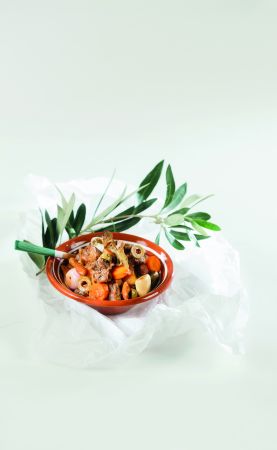 Αρνάκι με αμύγδαλα και πράσινες ελιές