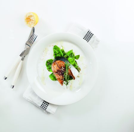 Τόνος με σπανάκι, σόγια και σουσάμι