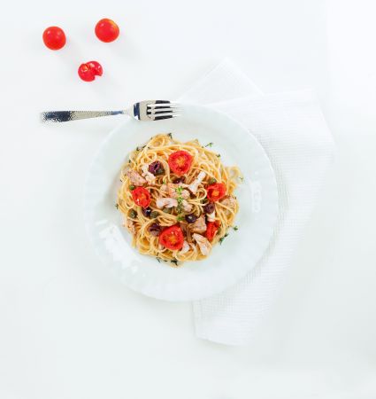 Tόνος με σπαγκέτι, ντοματίνια, κάππαρη και ελιές