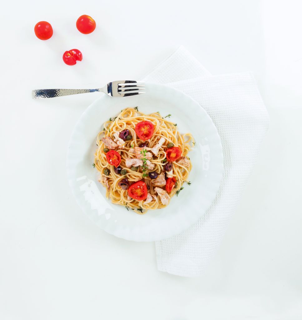 Tόνος με σπαγκέτι, ντοματίνια, κάππαρη και ελιές