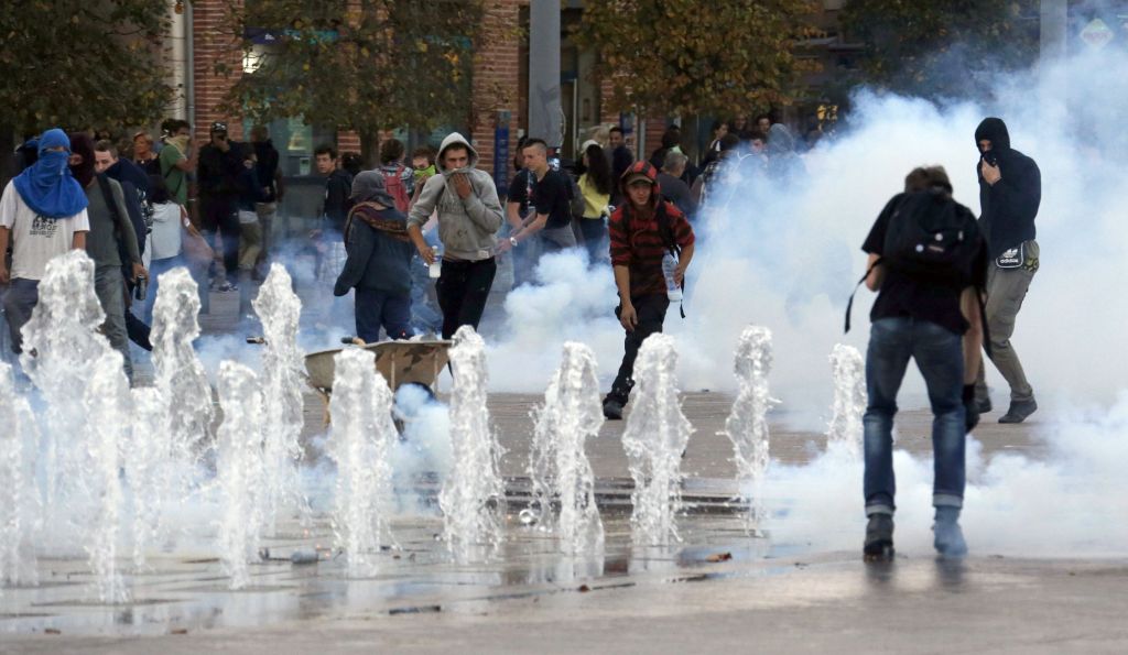 Γαλλία: Μετά το θάνατο διαδηλωτή, θύελλα για την χρήση χειροβομβίδων