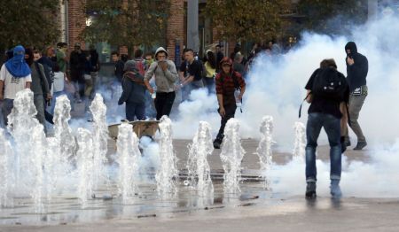 Γαλλία: Μετά το θάνατο διαδηλωτή, θύελλα για την χρήση χειροβομβίδων