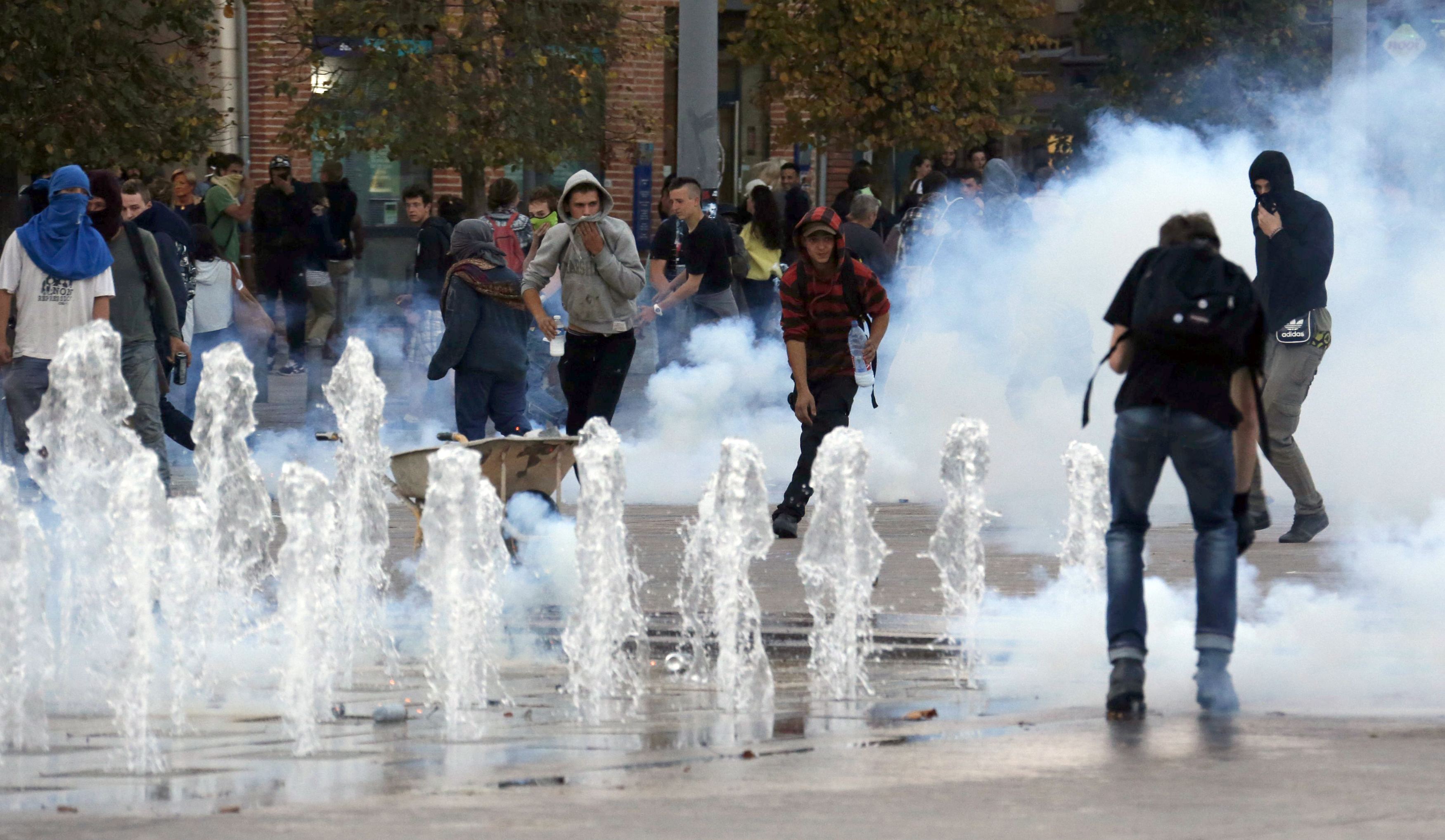 Γαλλία: Μετά το θάνατο διαδηλωτή, θύελλα για την χρήση χειροβομβίδων