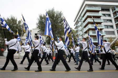 Στο ΣτΕ 7 γονείς αριστούχων μαθητών για τους σημαιοφόρους
