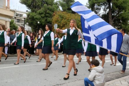Και ο ύμνος του ΕΑΜ στη μαθητική παρέλαση στο Χαλάνδρι