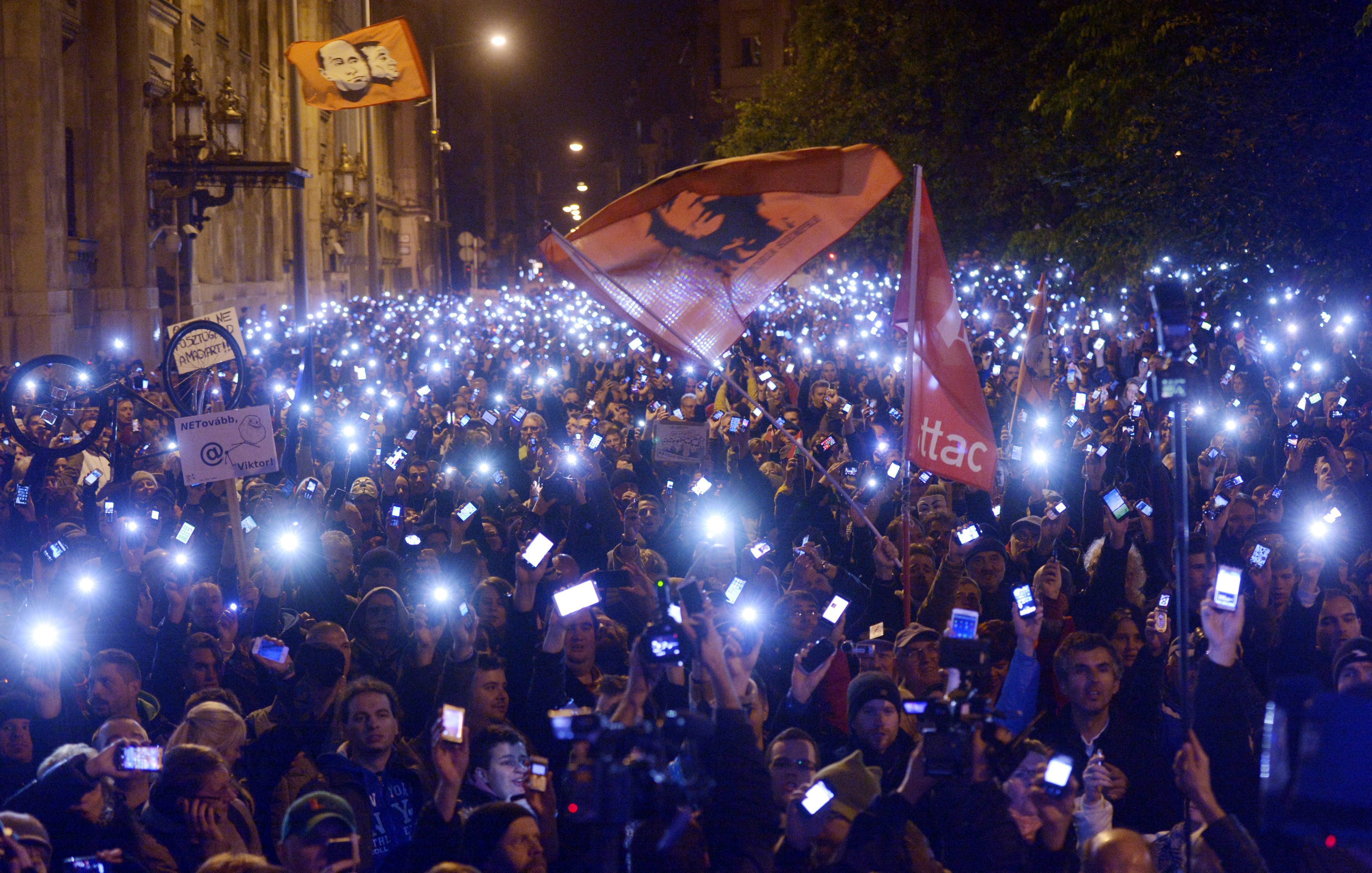 Ουγγαρία: Χιλιάδες άνθρωποι στους δρόμους κατά του φόρου στο Ιντερνετ