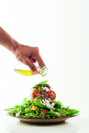 Πράσινη σαλάτα με ξινομυζήθρα, αγουρέλαιο και αγουρίδα