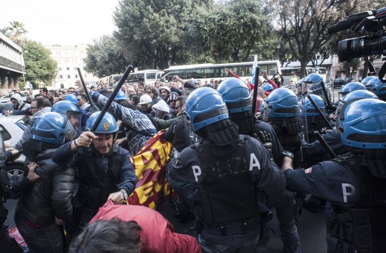 Ιταλία: Πολιτική όξυνση μετά τα επεισόδια σε διαδήλωση χαλυβουργών | tovima.gr