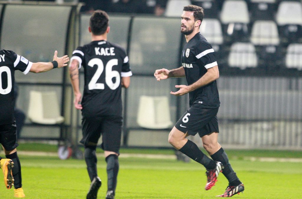 Στα γήπεδα και στην TV