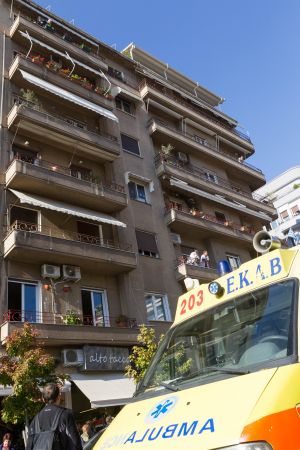 Τραγικός θάνατος για νεογνό που έπεσε στο κενό από μπαλκόνι του 5ου ορόφου