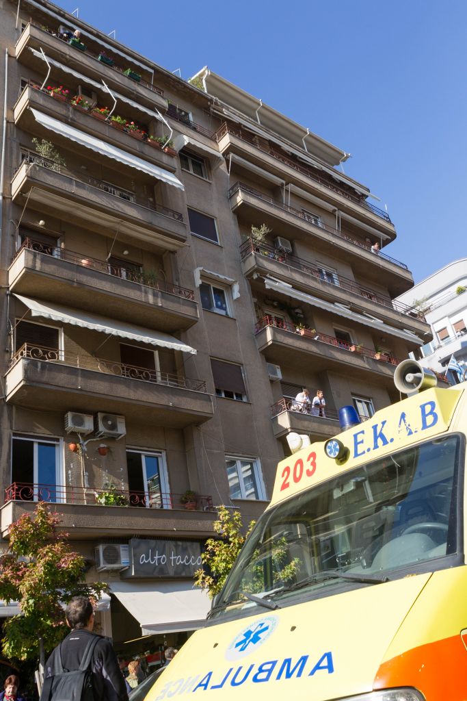 Τραγικός θάνατος για νεογνό που έπεσε στο κενό από μπαλκόνι του 5ου ορόφου