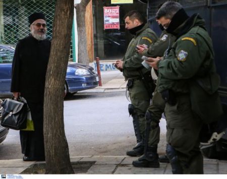 Police called out to clear Esphigmenou Monastery delegation