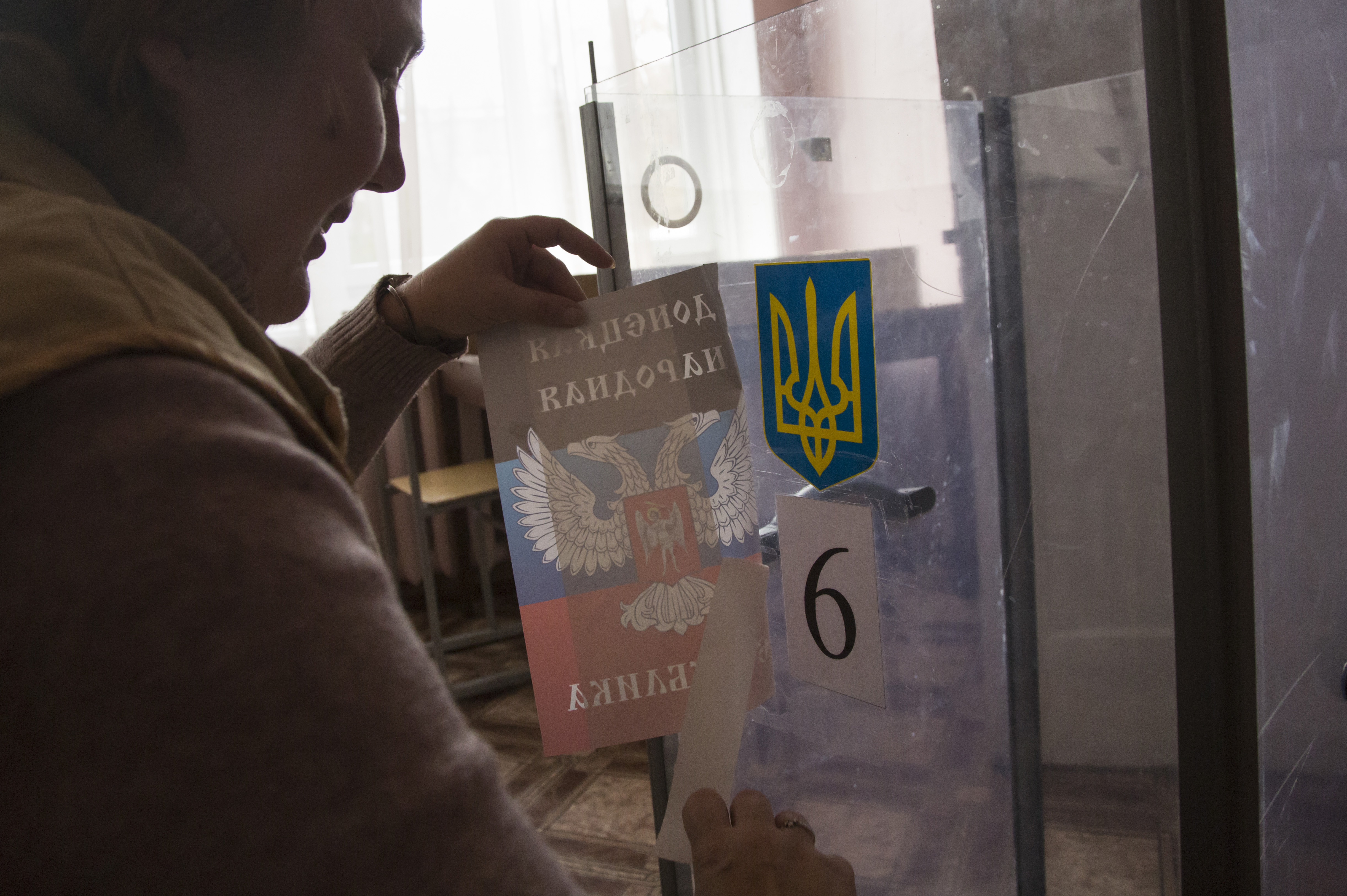 Μέρκελ σε Πούτιν: Παράνομες οι εκλογές στην ανατολική Ουκρανία