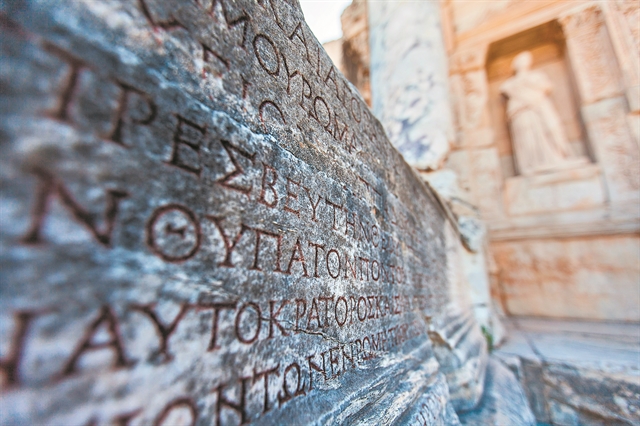 Πρώτα οι λέξεις, μετά οι ιδέες