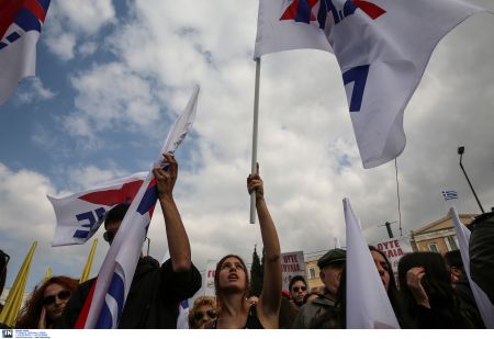 Θεσσαλονίκη: Κατάληψη στα κεντρικά του ΙΚΑ από το ΠΑΜΕ