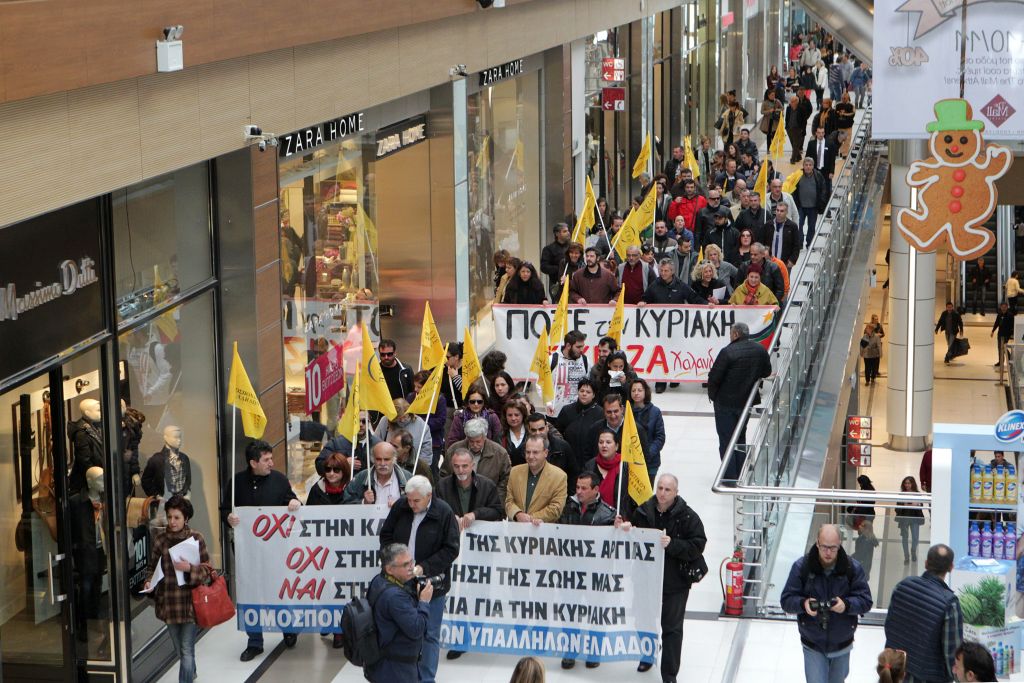 Ανοιχτά τα καταστήματα με εκπτώσεις και αντιδράσεις
