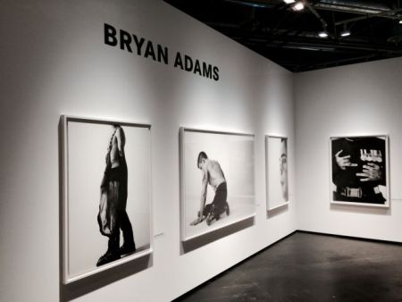 Ο Μπράιαν Ανταμς φωτογραφίζει τη φρικτή κληρονομιά του πολέμου