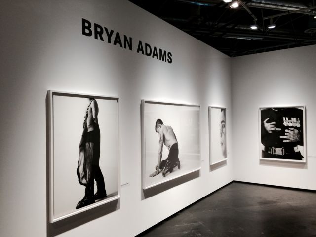 Ο Μπράιαν Ανταμς φωτογραφίζει τη φρικτή κληρονομιά του πολέμου