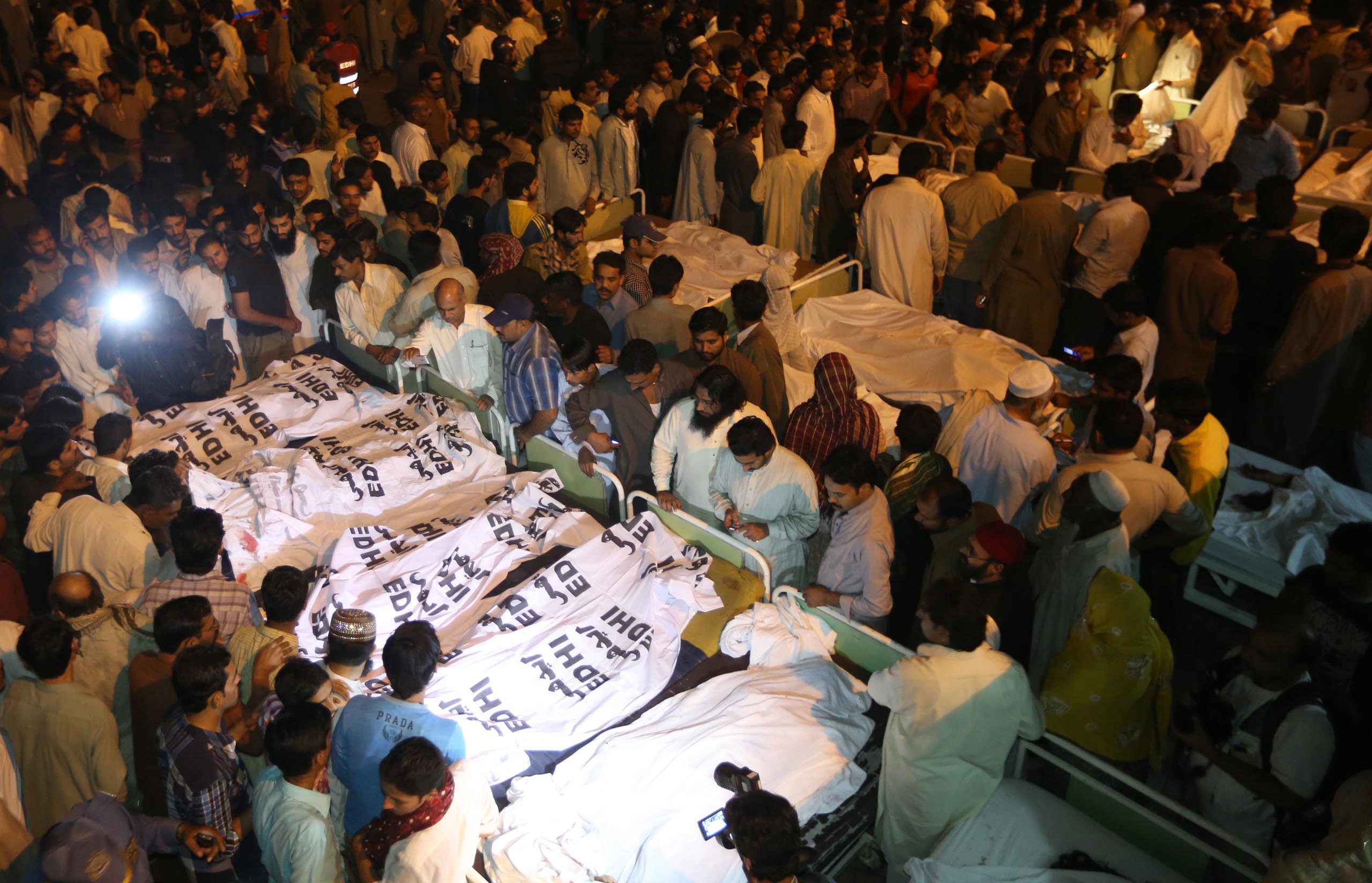 Πολύνεκρη επίθεση αυτοκτονίας στη μεθόριο Πακιστάν-Ινδίας