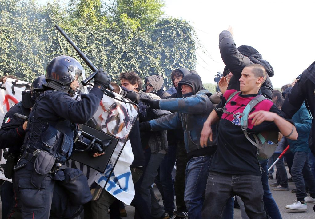 Ιταλία: Συγκρούσεις αστυνομίας-διαδηλωτών σε πορεία κατά Ρέντσι