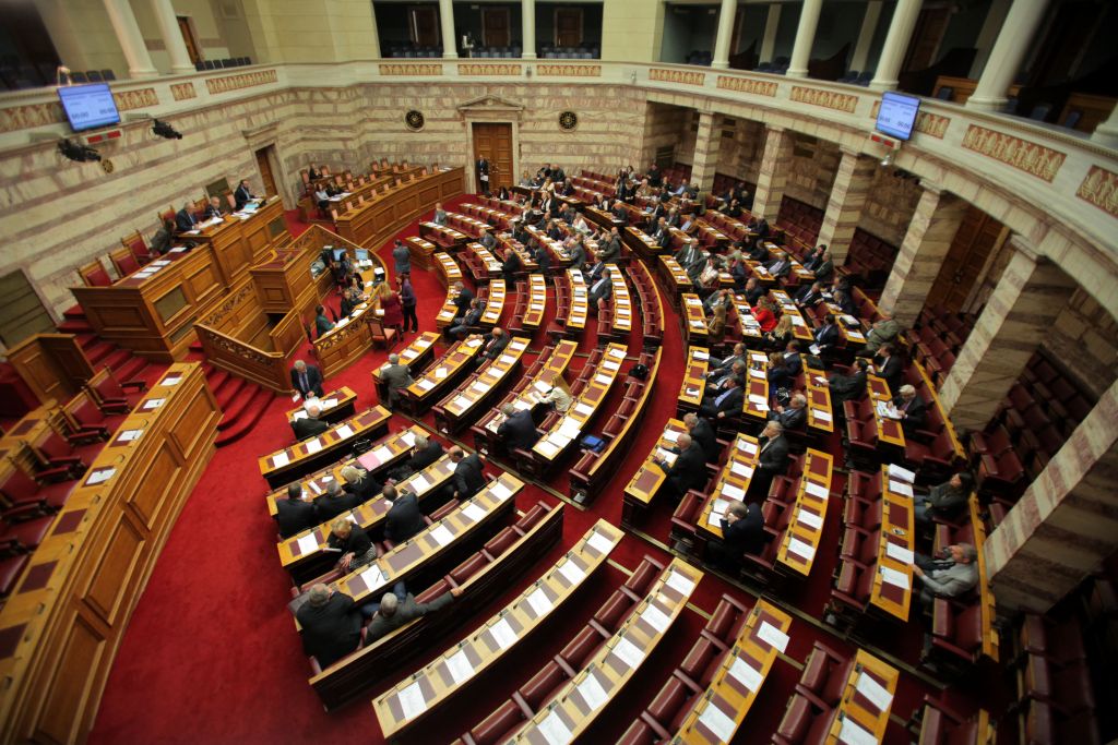 Στη Βουλή η τροπολογία για τη μισθολογική αποκατάσταση ένστολων