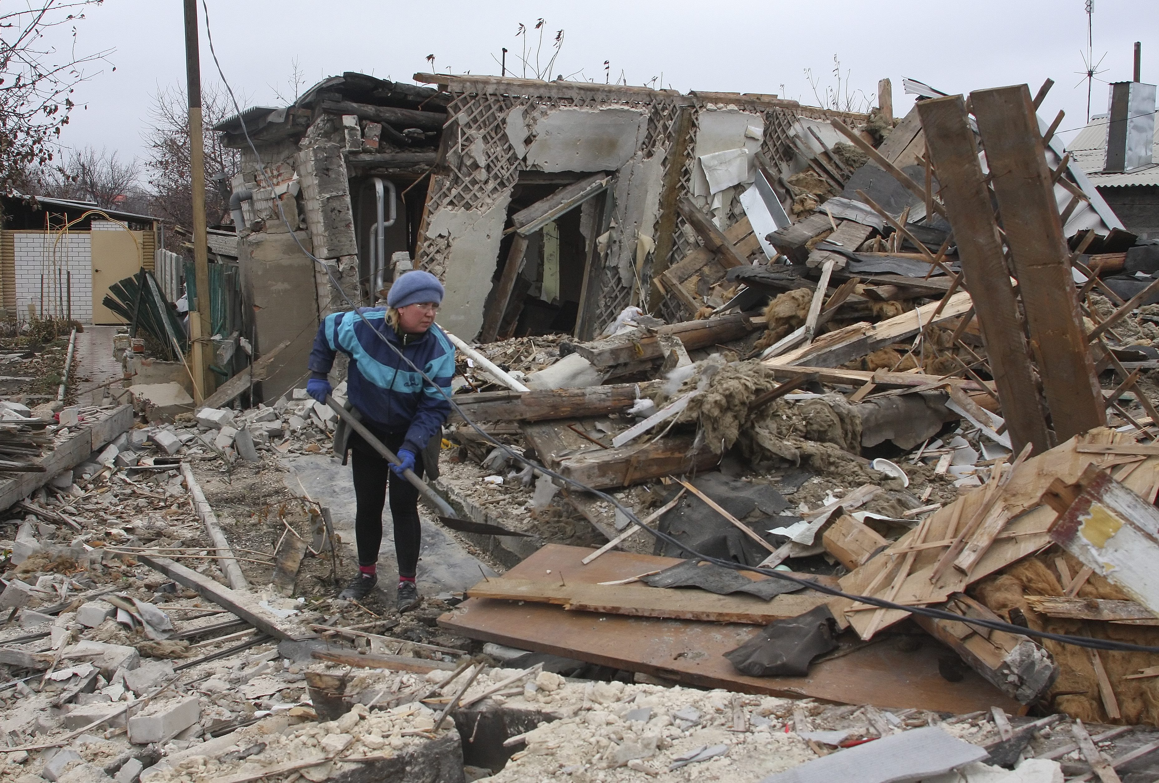 Οι βομβαρδισμοί στην ανατολική Ουκρανία απειλούν την εκεχειρία