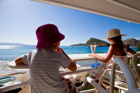 Στροφή στην παράδοση και στη σπιτική φιλοξενία