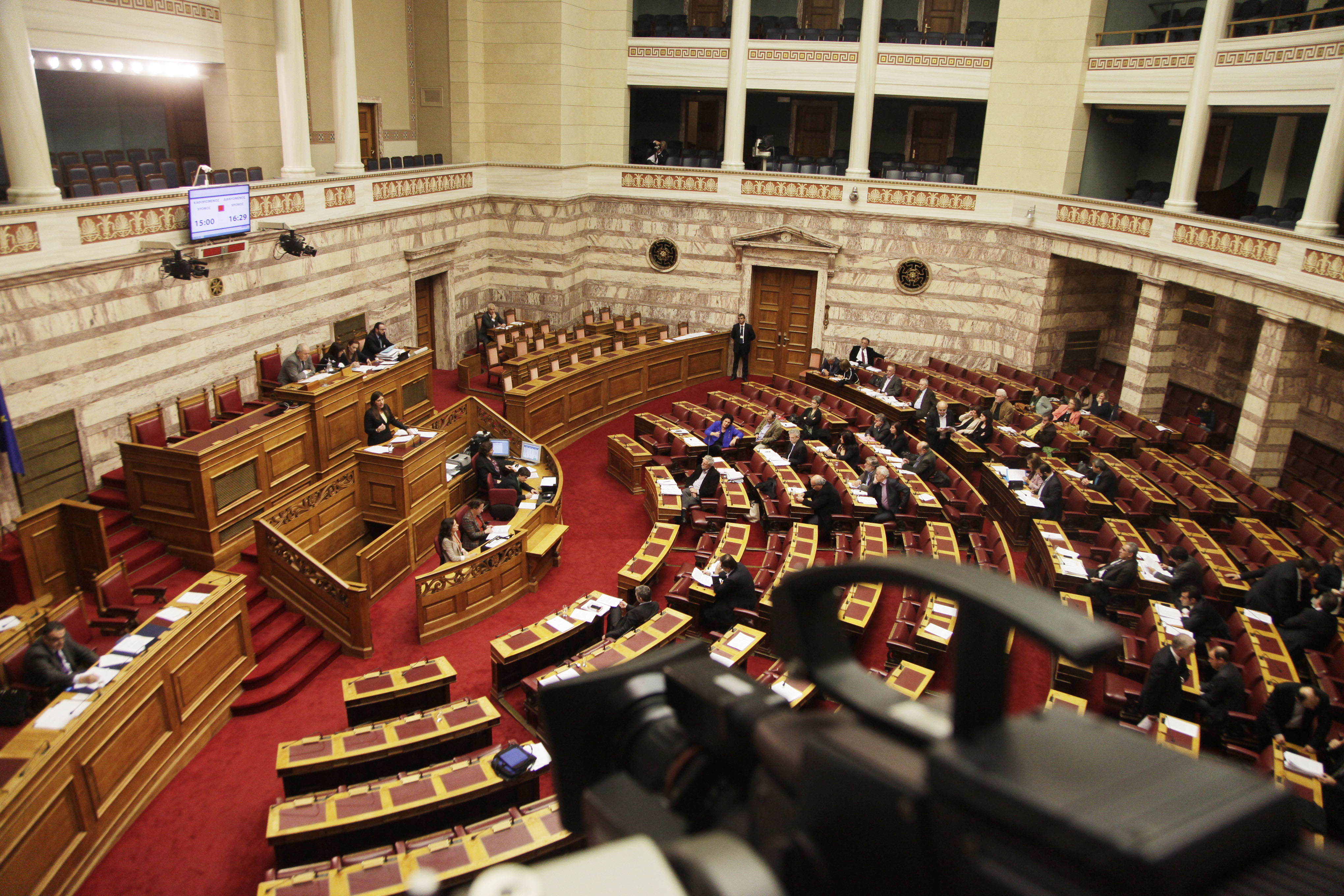 Βουλή: Ψηφίστηκαν οι ρυθμίσεις για ΕΝΦΙΑ και κόκκινα δάνεια