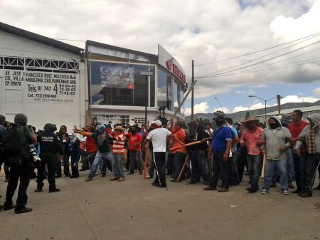 Μεξικό: Διαδηλωτές πυρπόλησαν τα γραφεία του κυβερνώντος κόμματος