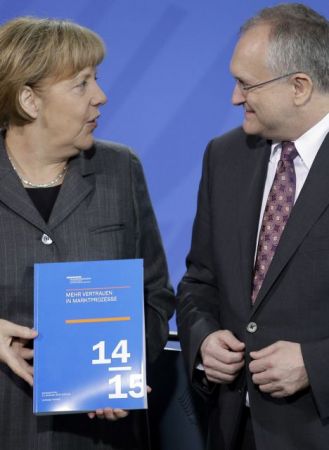 Η Μέρκελ απορρίπτει τις επικρίσεις των «πέντε σοφών» για την πολιτική της