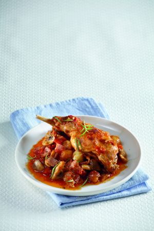 Κουνέλι με κοκκάρια, μπέικον και μανιτάρια