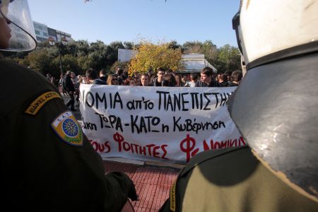 Στα ύψη η αντιπαράθεση στη Βουλή για τα επεισόδια στη Νομική