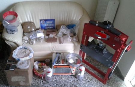 Εργαστήριο νόθευσης ναρκωτικών σε διαμέρισμα στην Αθήνα