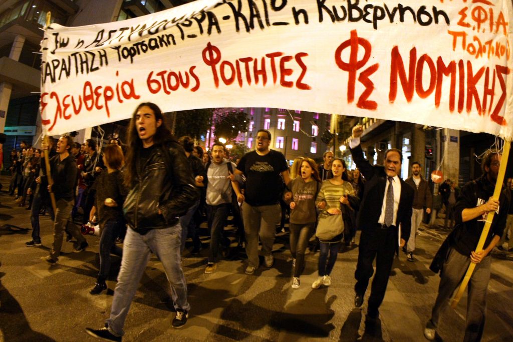 Πορεία των φοιτητών για τα επεισόδια με τα ΜΑΤ στη Νομική