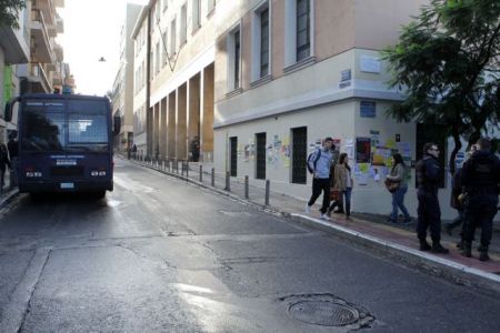 Κατάληψη κοσμητείας της Νομικής από τον «Ρουβίκωνα»