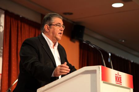 ΚΚΕ: Καταγγέλει την κυβέρνηση για εκβιασμό και τρομοκρατικά διλήμματα