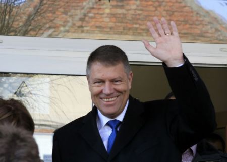 Δεξιός, ευρωπαϊστής και τζέντλεμαν ο νέος πρόεδρος της Ρουμανίας