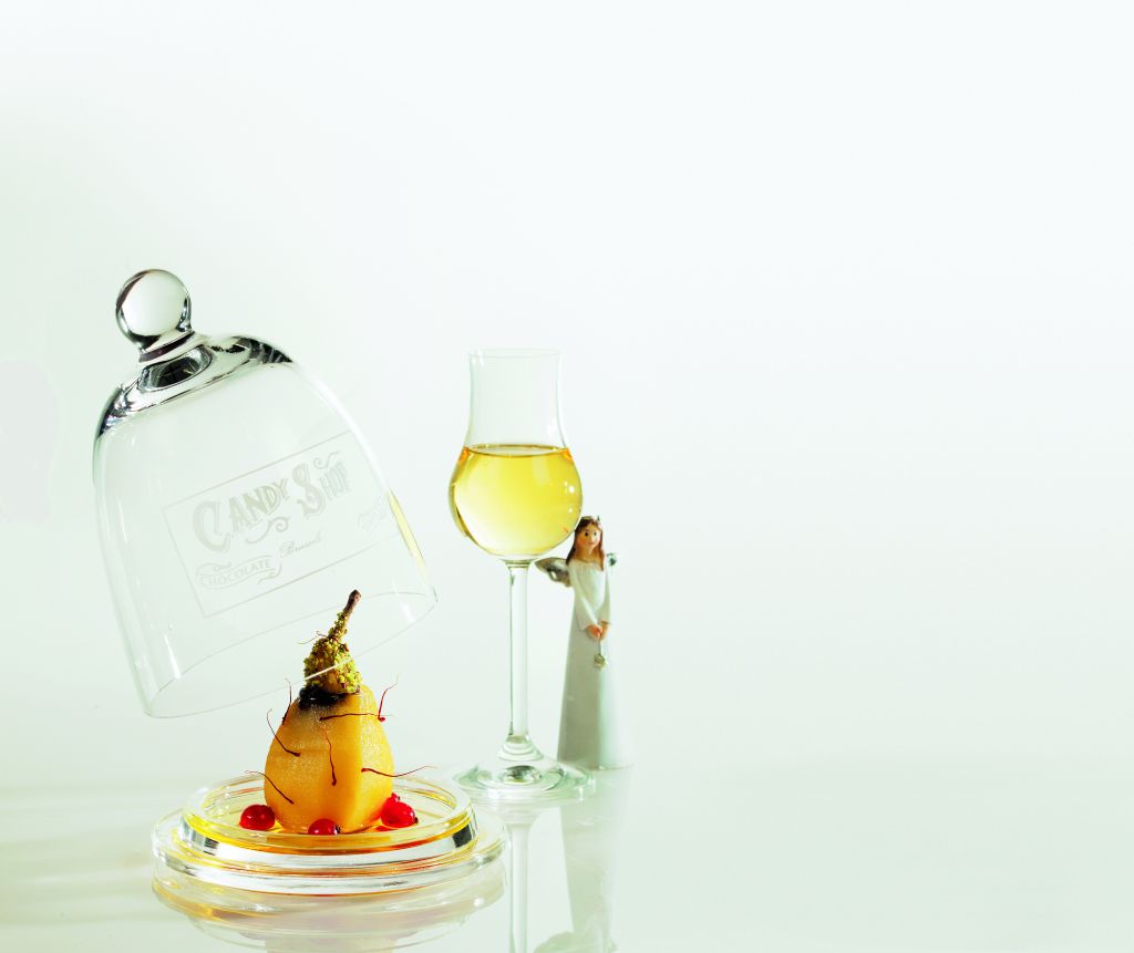 Αχλάδια με χριστουγεννιάτικο σιρόπι και κρέμα σοκολάτας