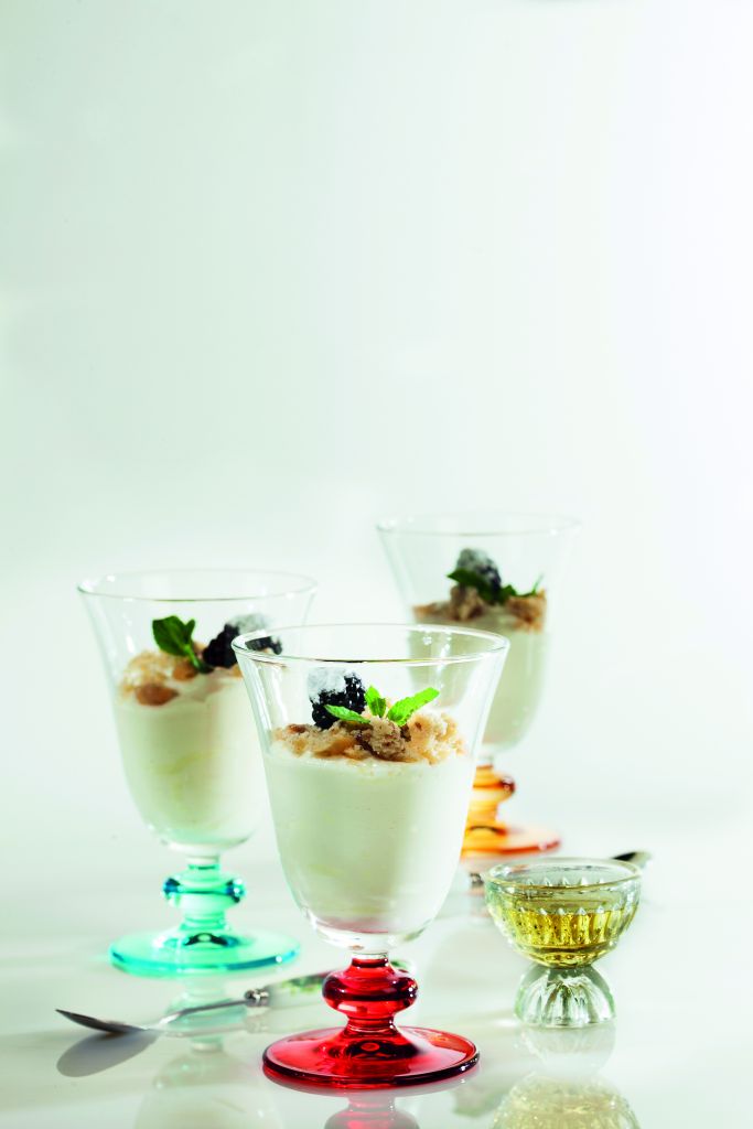 Μους λευκής σοκολάτας με γιαούρτι και κουραμπιέ