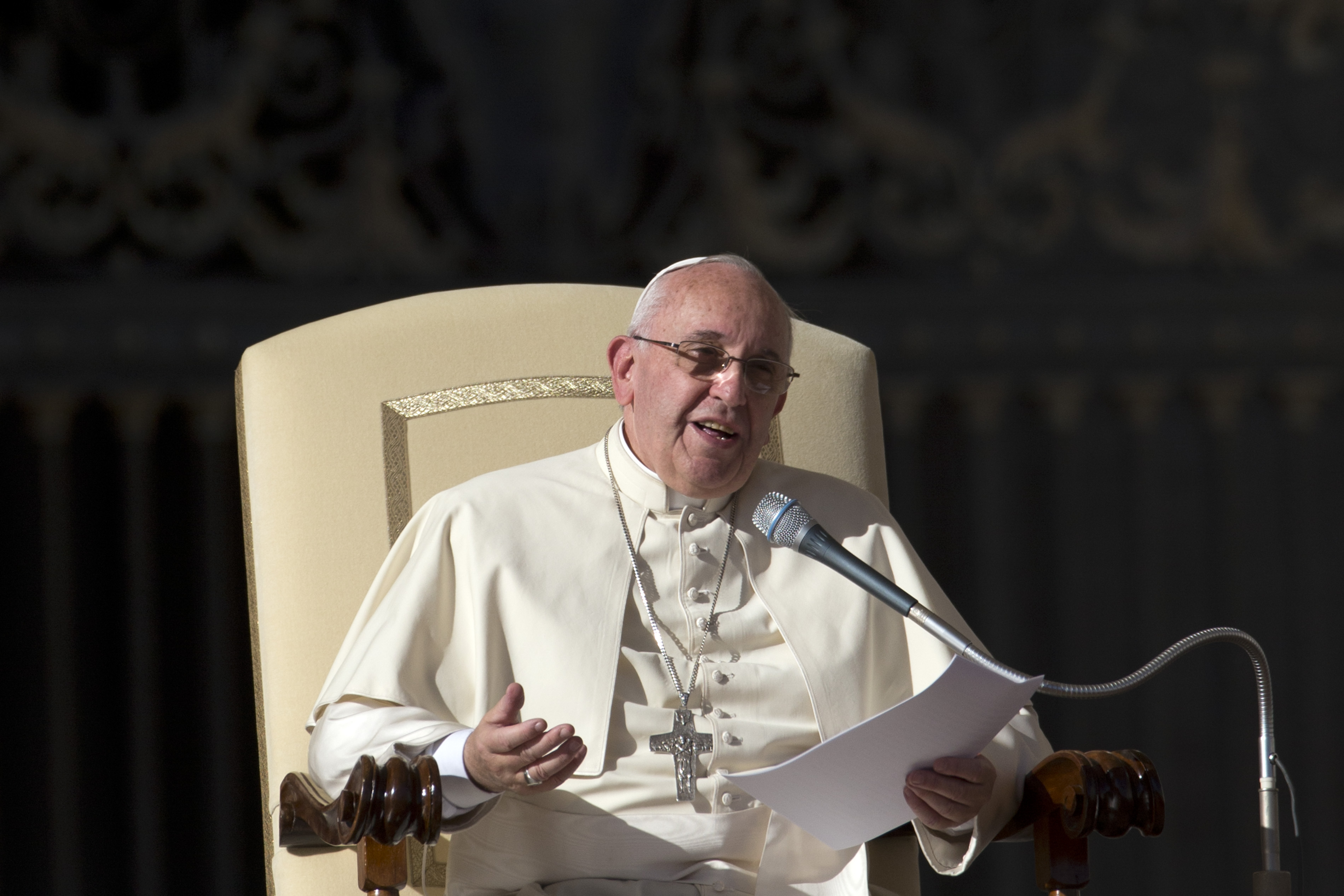 Ο Πάπας πουλάει προσωπικά του είδη για να βοηθήσει τους φτωχούς