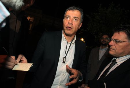 Θεοδωράκης:«Κυβέρνηση και αντιπολίτευση, θα μας βουλιάξουν»