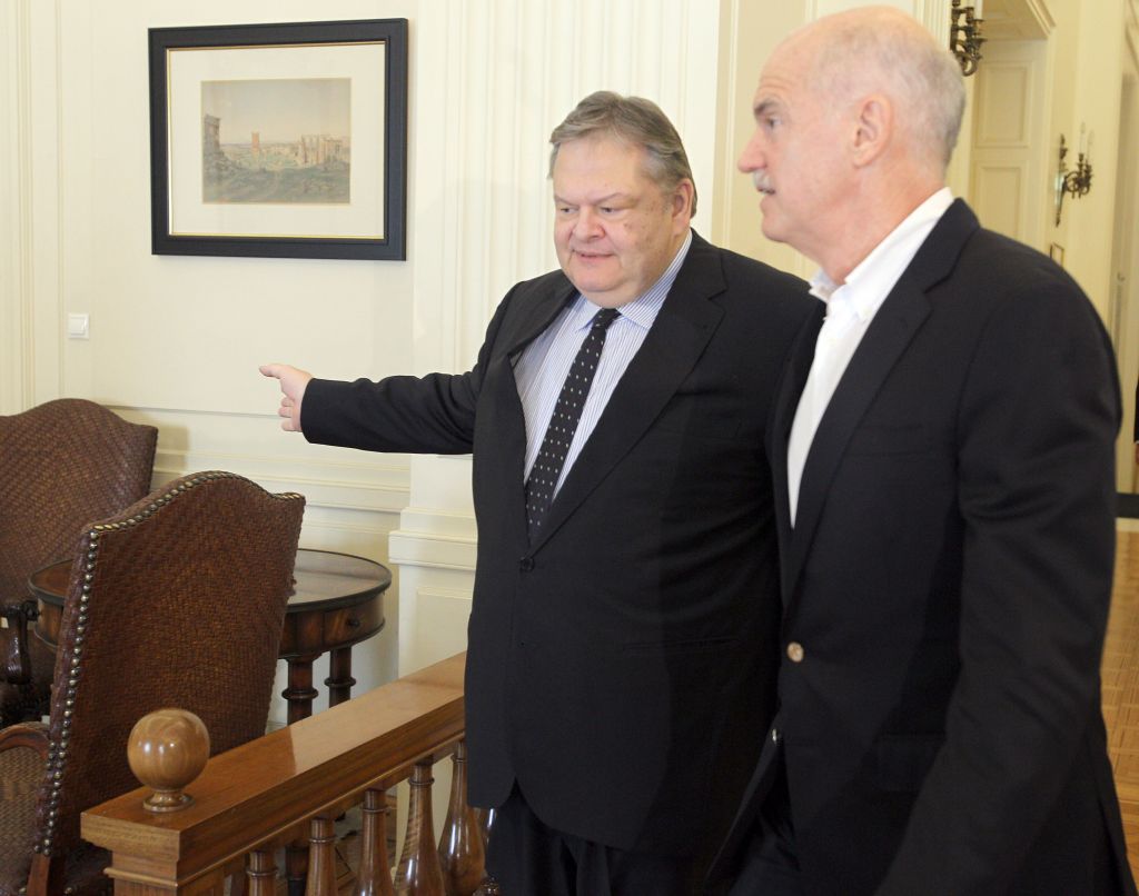 Η αντιπαράθεση Παπανδρέου-Βενιζέλου για τις συνεχείς αναφορές του πρώην πρωθυπουργού περί ανατροπής του