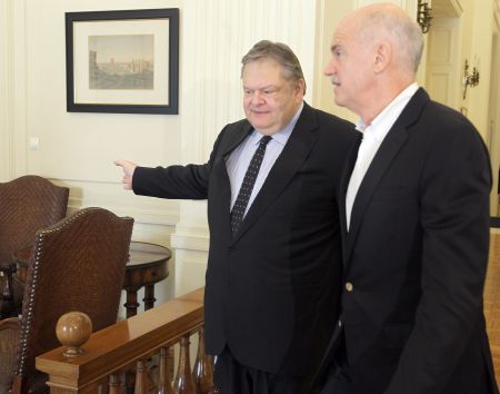 Η αντιπαράθεση Παπανδρέου-Βενιζέλου για τις συνεχείς αναφορές του πρώην πρωθυπουργού περί ανατροπής του