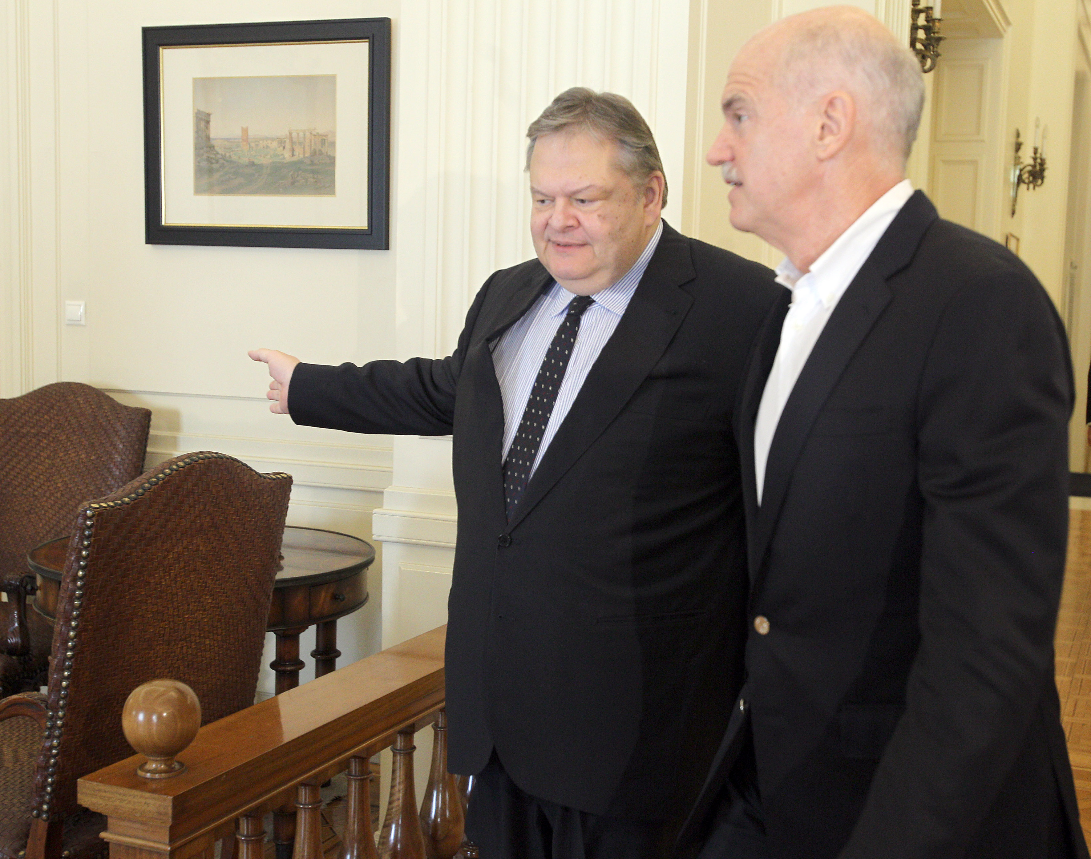 Η αντιπαράθεση Παπανδρέου-Βενιζέλου για τις συνεχείς αναφορές του πρώην πρωθυπουργού περί ανατροπής του