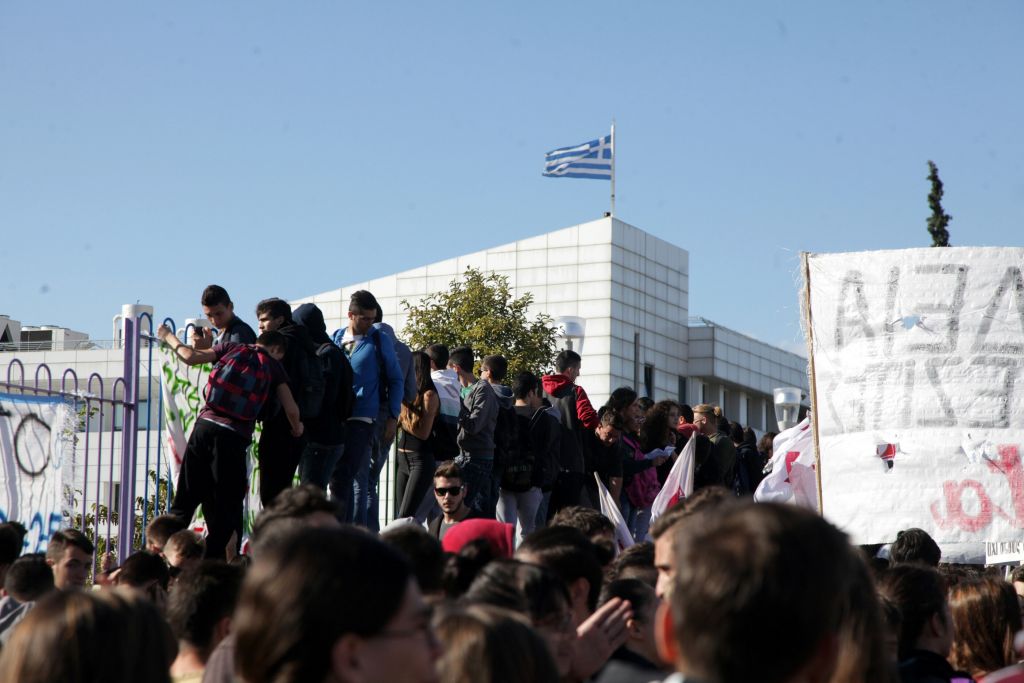 Χημικά και κρότου λάμψης σε μαθητές έξω από το υπουργείο Παιδείας