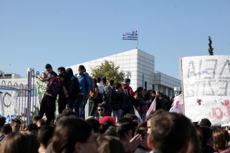 Χημικά και κρότου λάμψης σε μαθητές έξω από το υπουργείο Παιδείας