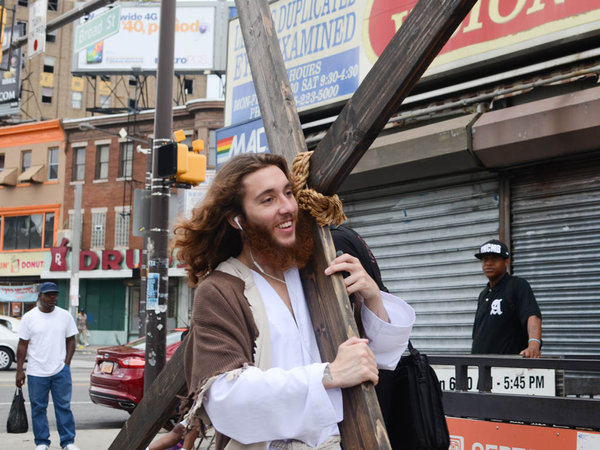 ΗΠΑ: 28χρονος τριγυρνάει στους δρόμους ντυμένος σαν Ιησούς